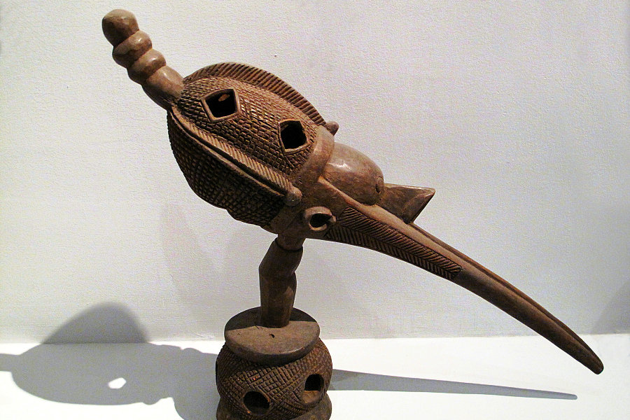 African wood carving artists inspired by Chinese art