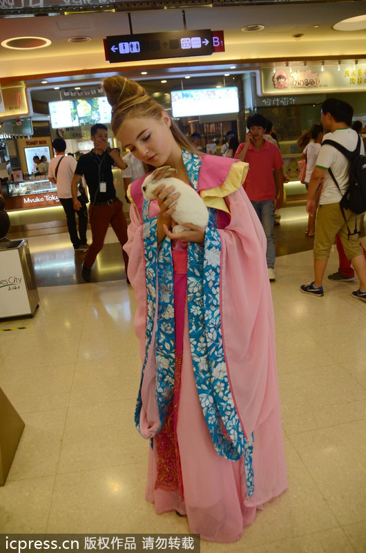 上海：外國(guó)美女玩穿越扮嫦娥 求與路人共度中秋良宵