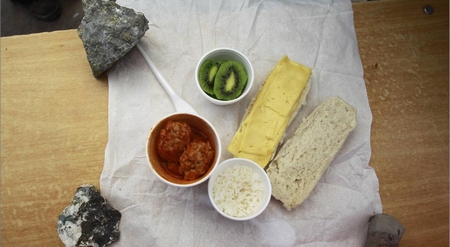 智利礦工吃上熱飯?jiān)饨麩熅?/></font></p>

<p align=