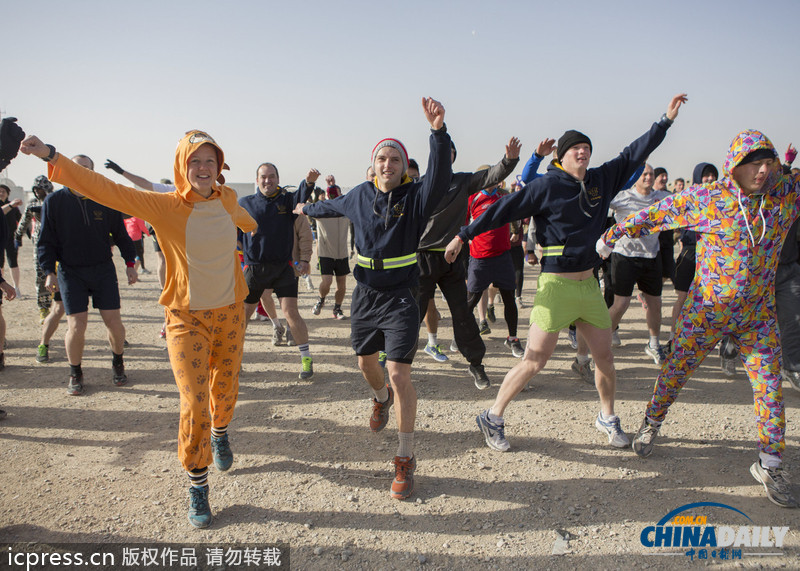超人、天線(xiàn)寶寶齊上陣：駐阿英軍奇裝賽跑迎新年