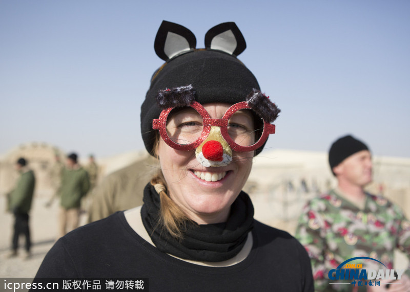 超人、天線寶寶齊上陣：駐阿英軍奇裝賽跑迎新年