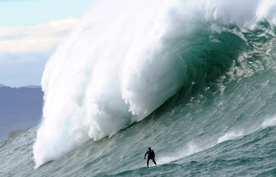 與20米高巨浪嬉戲！神勇弄潮兒沖浪場面超震撼