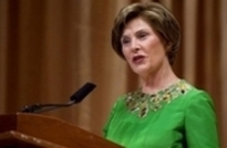 勞拉贊布什是天生運(yùn)動員 閃躲鞋子身手矯健