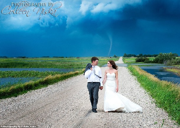 極致浪漫：新人頂著龍卷風拍婚紗照（組圖）