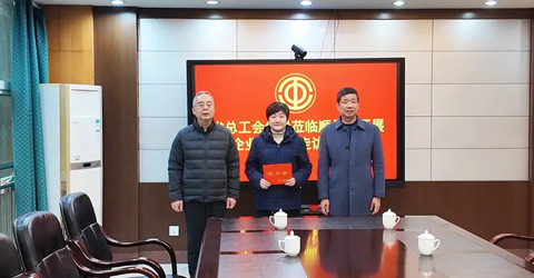 兩名女工患病，省上縣里都來慰問一一虹潤三重保障體系筑就員工幸福家