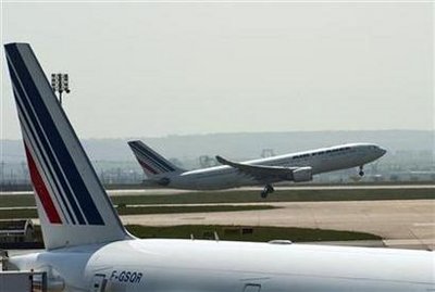 Air France attendant held for robbing passengers
